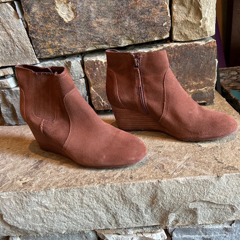 Red violet wedge booties